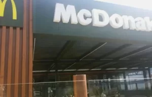 התקנת פרגולה מתכווננת במקדונלדס